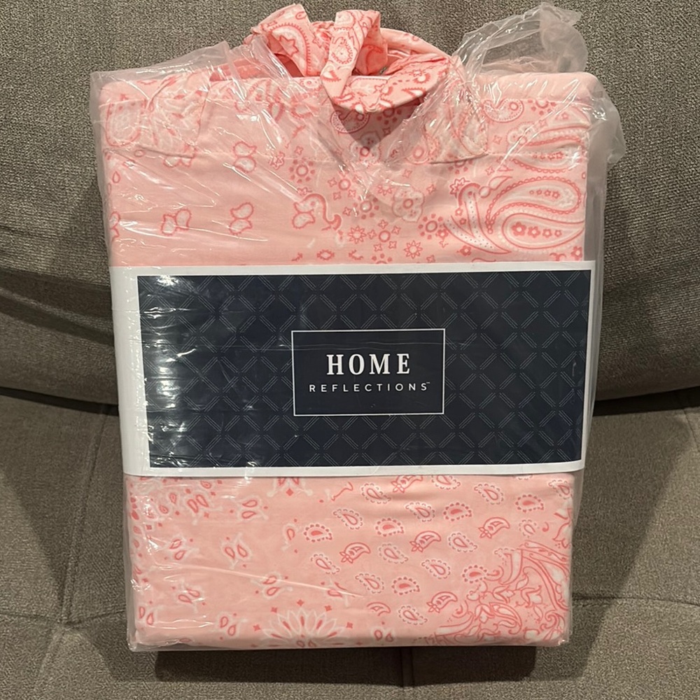 Home Reflections Queen Sheet Set
New with tags 
100% rayon